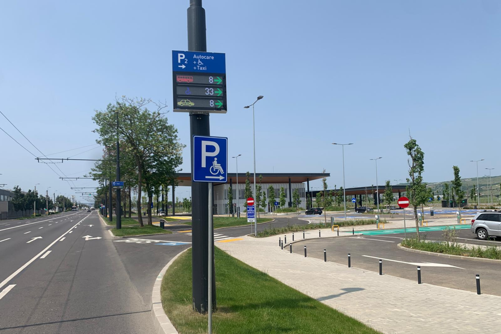 Panouri LED pentru afișarea locurilor de parcare disponibile